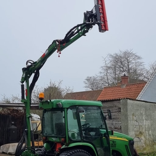 Traktor med værktøj til hækklipning