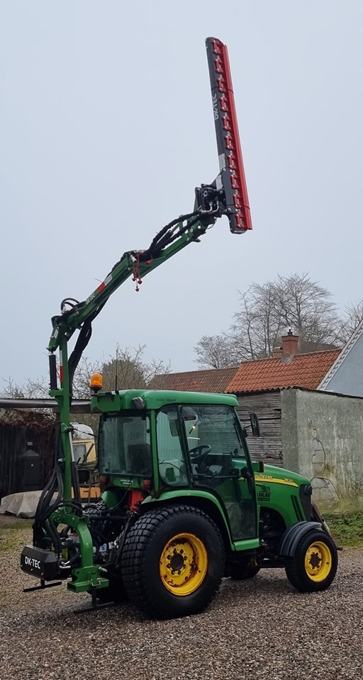 Traktor med værktøj til hækklipning